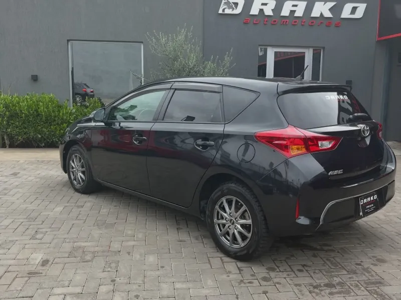 Toyota Auris 2010 - foto 2