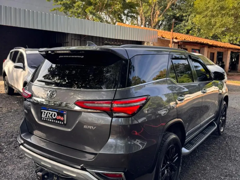 Vendo Toyota Fortuner 2020 - foto 5