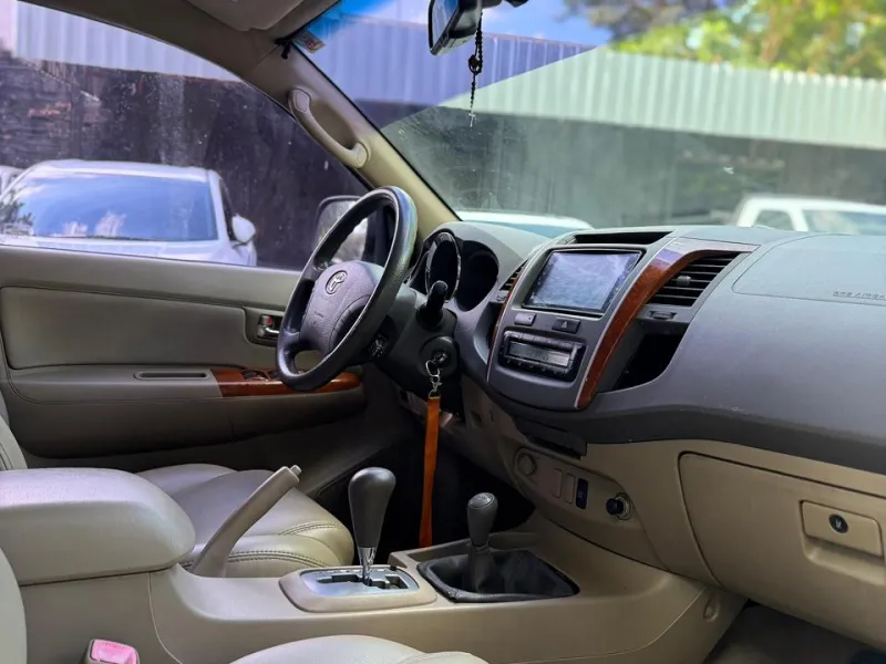 Toyota Fortuner 2010 - foto 6