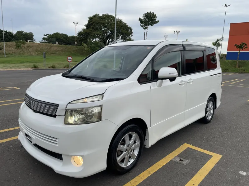 Toyota Noah 2009 - foto 1