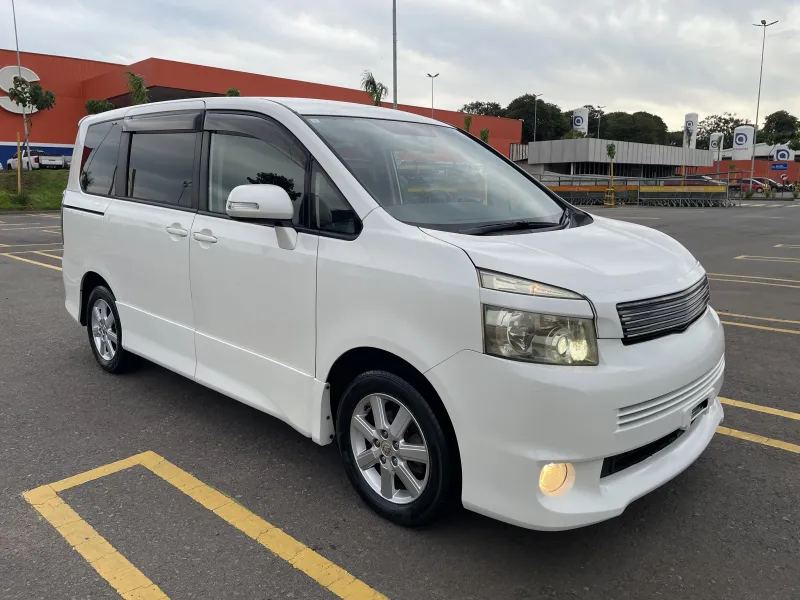 Toyota Noah 2009 - foto 2