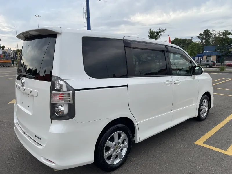 Toyota Noah 2009 - foto 4