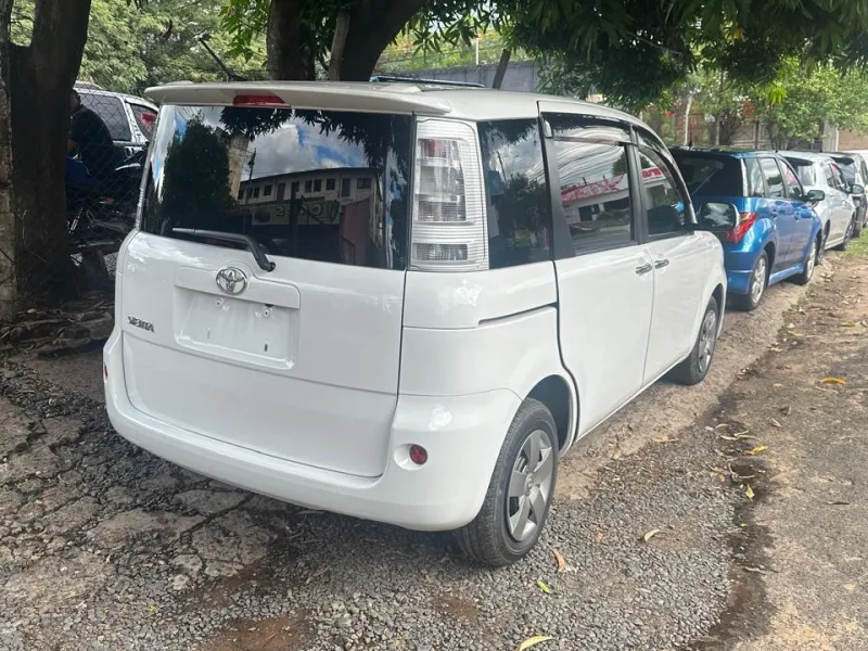 Toyota Sienta 2013 - foto 3
