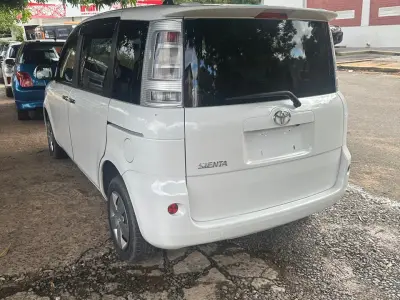 Toyota Sienta 2013 - Foto 2