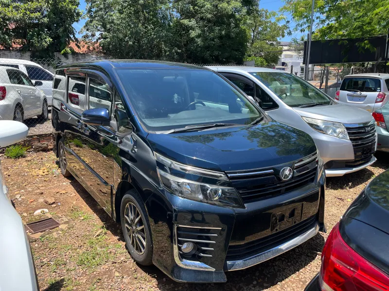 Toyota Voxy 2014 - foto 1
