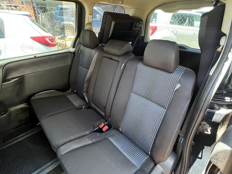 Toyota Voxy 2014 - foto 3