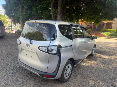 Toyota Sienta 2015 - Foto 6