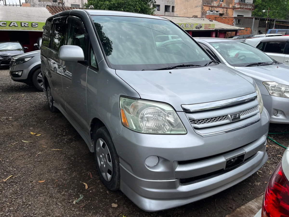 Toyota Noah 2006