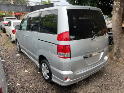 Toyota Noah 2006 - Foto 6