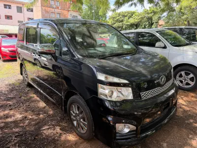 Toyota Noah 2011 - Foto 1