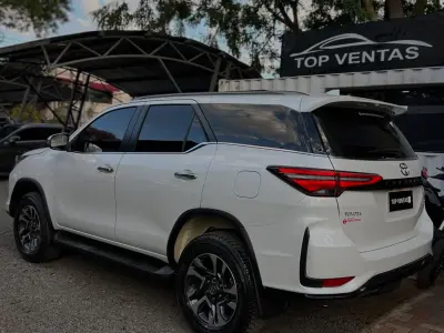 Toyota Fortuner Limited 2027 - Foto 3